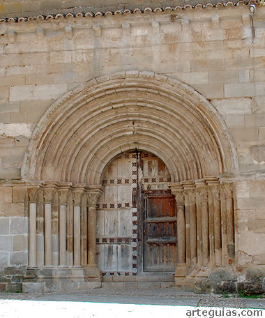 Puerta norte de la iglesia de Alcocer