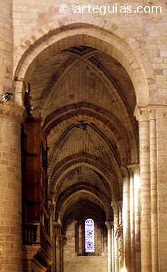 Nave lateral de la Catedral de Sig&uuml;enza