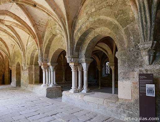 Comunicaci&oacute;n entre el claustro y la sala capitular