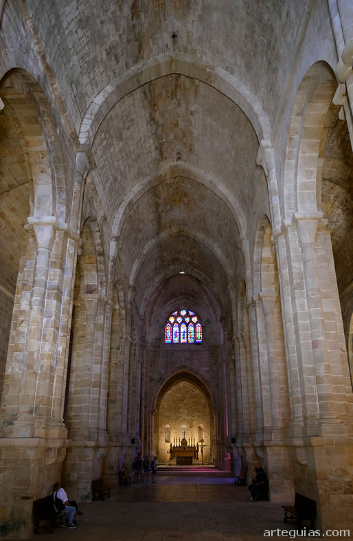 Abad&iacute;a de Fontfroide: nave central de la iglesia mon&aacute;stica