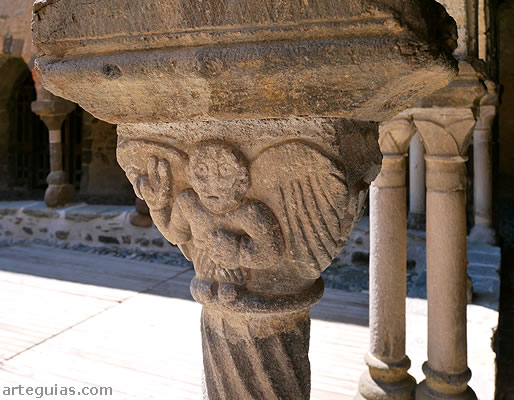 Capitel del claustro con un &aacute;ngel esculpido