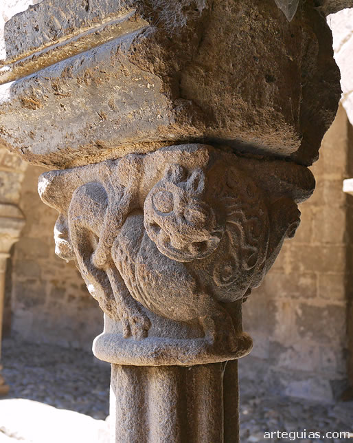Capitel con un le&oacute;n del claustro de Lavaudieu