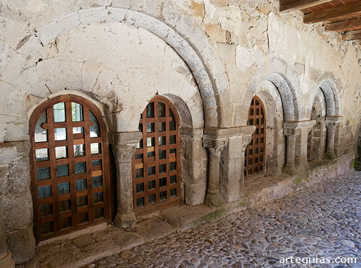 Lavaudieu: comunicaci&oacute;n entre el claustro y la sala capitular