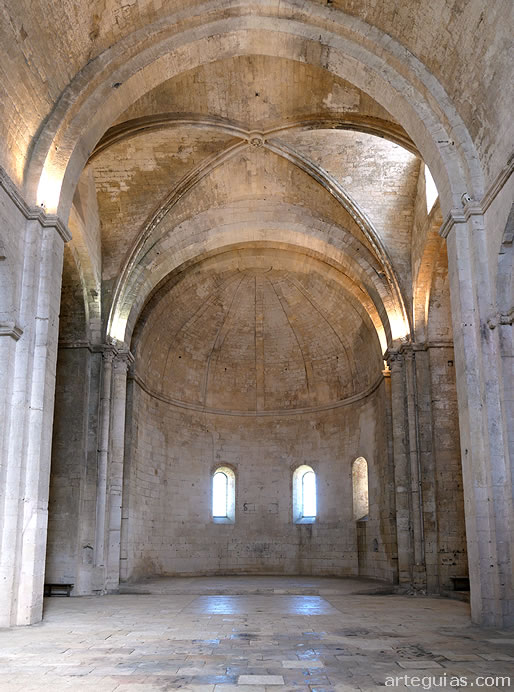 Interior de la iglesia de Santa Mar&iacute;a de la Abad&iacute;a de Montmajour, Francia