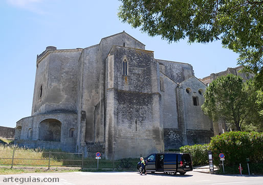 Vista desde el norte de la iglesia de la Abad&iacute;a de Montmajour