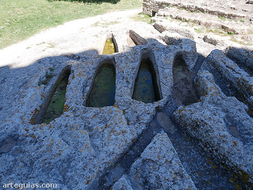 Necr&oacute;polis junto a la cabecera de la iglesia