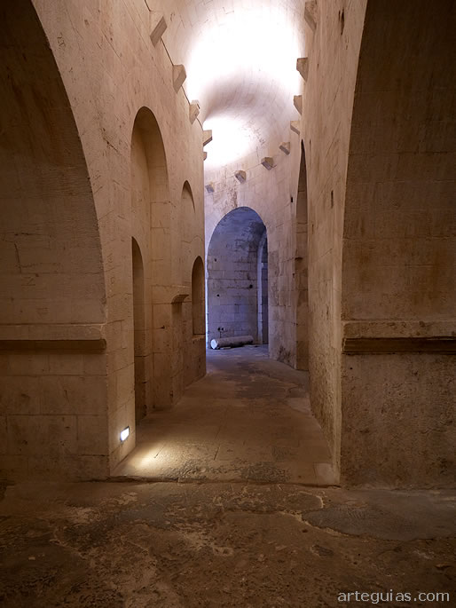 Girola de la iglesia baja o cripta