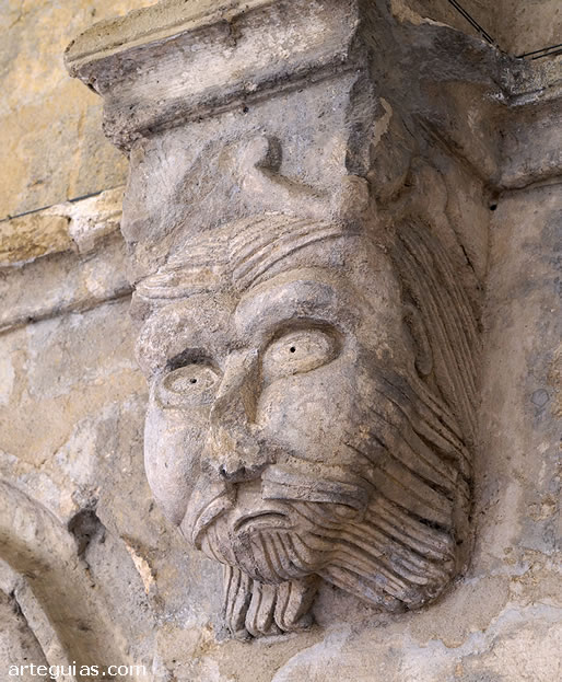 M&eacute;nsula figurada en el claustro de estilo rom&aacute;nico