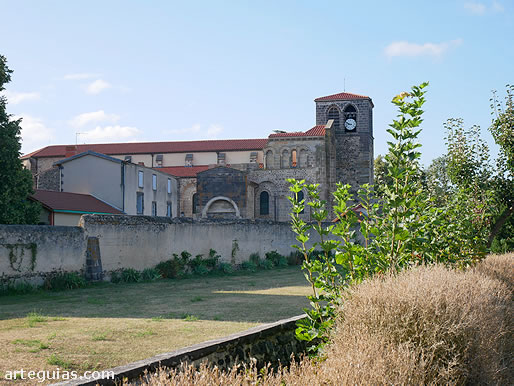La abad&iacute;a de Ssint-Pierre de Mozac desde la lejan&iacute;a