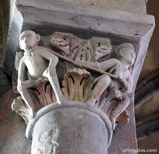 Mono atado por un hombre