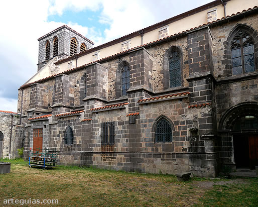 Costado meridional de la iglesia de la abad&iacute;a de Mozac, Francia