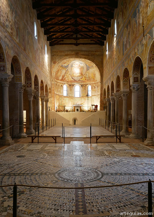 Interior de la iglesia abacial de Pomposa, Italia