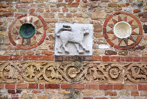 Relieves del p&oacute;rtico