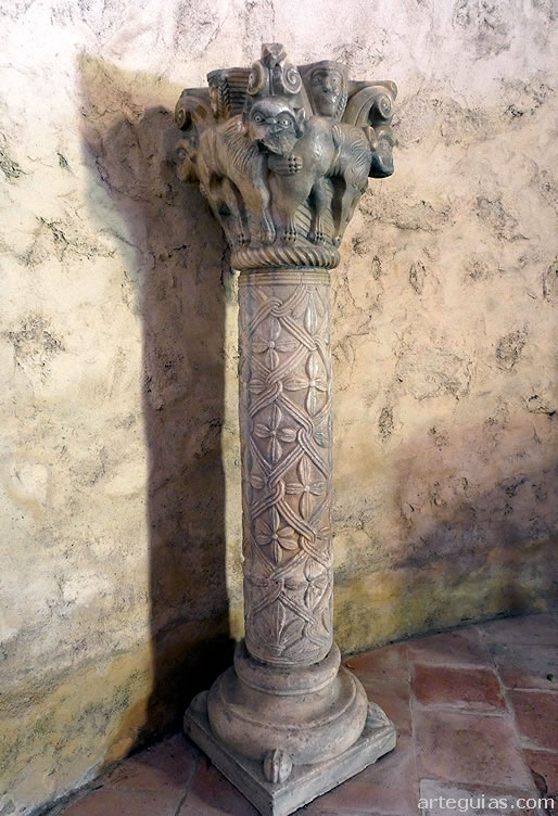 Columna rom&aacute;nica conservada en la iglesia de Sor&egrave;de, posiblemente procedente del claustro
