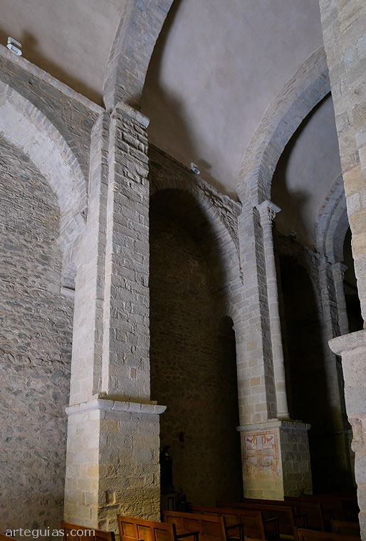 Alzado de la nave central dejando tras los pilares unas estrech&iacute;simas naves laterales