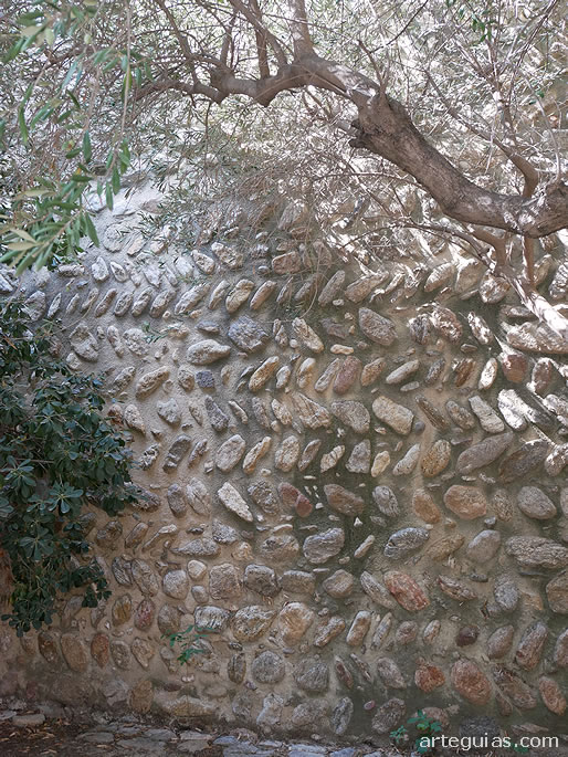Muro de la cabecera con cantos rodados dispuestos en forma de espina de pez