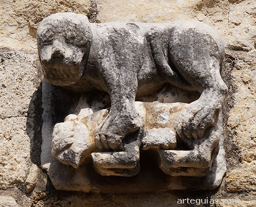 Le&oacute;n atrapando a un cuadr&uacute;pedo, encima de la puerta