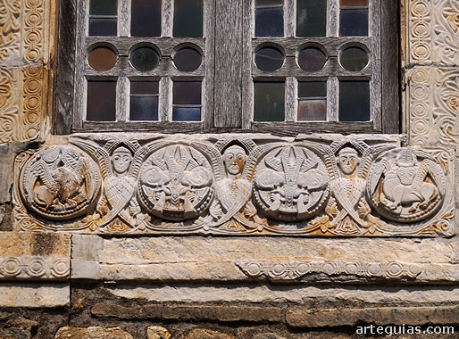 Decoraci&oacute;n del siglo XI en la ventena superior