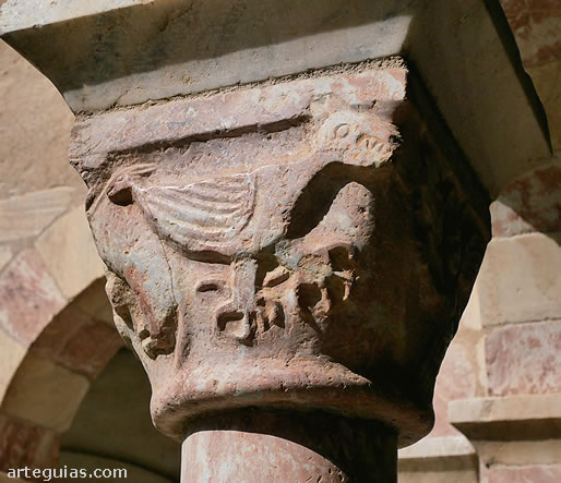 Capitel del claustro de la Abad&iacute;a de Saint-G&eacute;nis-des-Fontaines, Francia