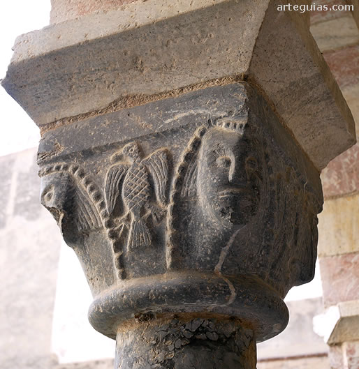 Capitel figurado rom&aacute;nico del claustro abacial