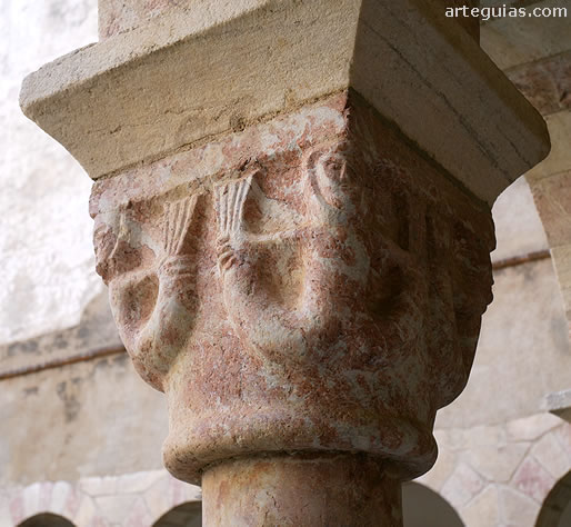 Capitel del claustro rom&aacute;nico