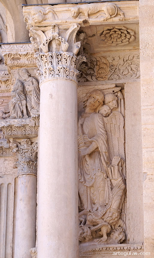 Columna corintia y relieves de la fachada rom&aacute;nica