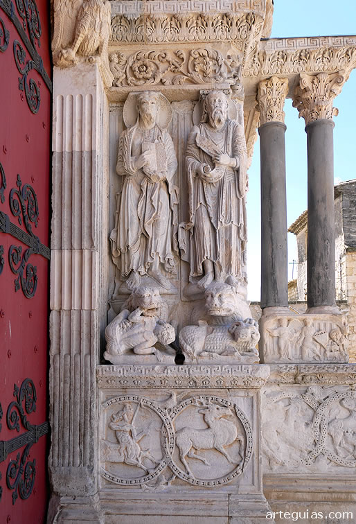 La fachada de la Abad&iacute;a de Saint-Gilles en Saint-Gilles-du-Gard se basa claramente en los arcos de triunfo romanos