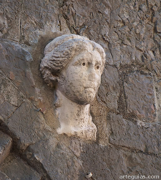 Estatua romana de una cabeza femenina