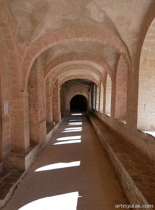 Abad&iacute;a de Saint-Guilhem-le-D&eacute;sert: una de las pandas del claustro