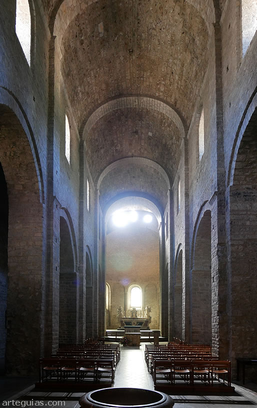 Nave central de la iglesia de la Abad&iacute;a de Saint-Guilhem-le-D&eacute;sert