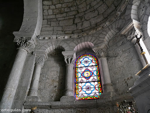 Arquería del ábside central. Abadía de Saint-Pierra de Nants