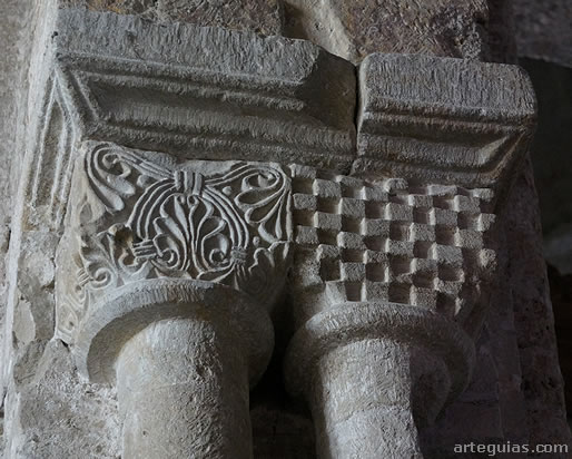 Pareja de capiteles de estética prerrománica