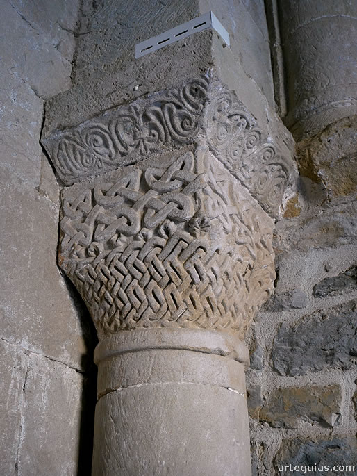 Capitel de la puerta