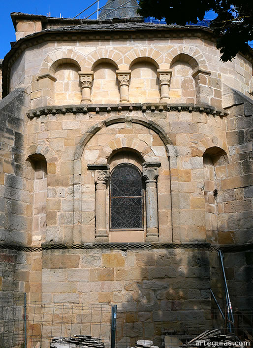 Ábside central de la iglesia de la Abadía de Saint-Pierre de Nant, Francia