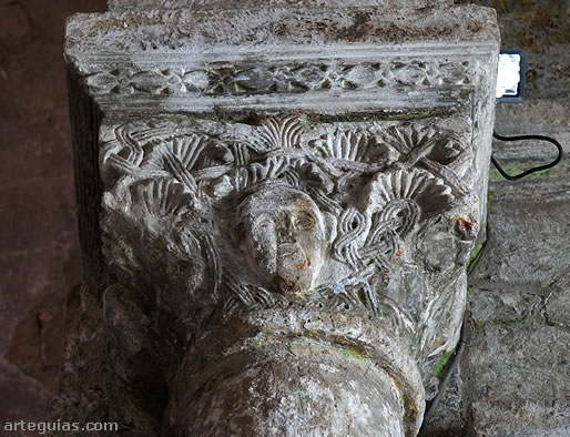 Capitel de un rostro humano entre vegetación