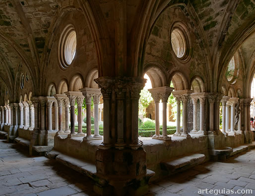 Claustro de la Abad&iacute;a de Fontfroide