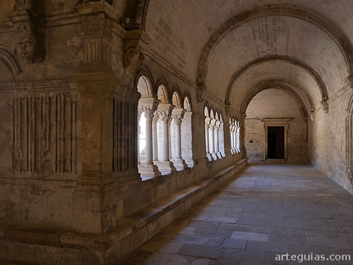 El claustro de la Abad&iacute;a de Montmajour