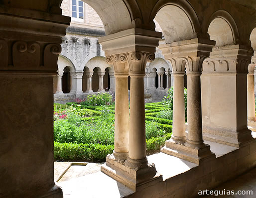 Claustro de la Abad&iacute;a de Senanque