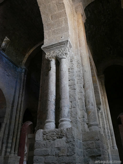Columnas pareadas een el interior de la iglesia de la Abadía de Saint-Pierre de Nant