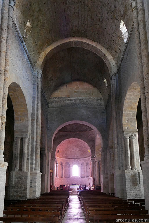 Interior de la nave central y ábside principal