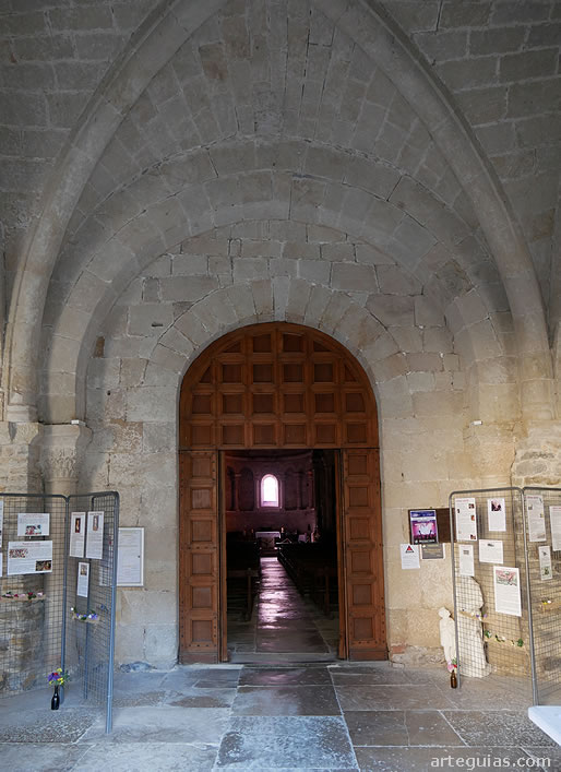 Puerta de comunicación entre el nártex y las naves de la iglesia
