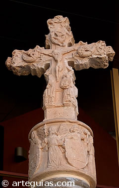 Cruz de t&eacute;mino del Camino de Alicante. Obra g&oacute;tica del a&ntilde;o 1400. Museo Arqueol&oacute;gico y de Historia de Elche. Alicante