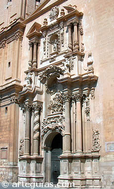 Fachada barroca de la Bas&iacute;lica de Santa Maria de Elche. Alicante