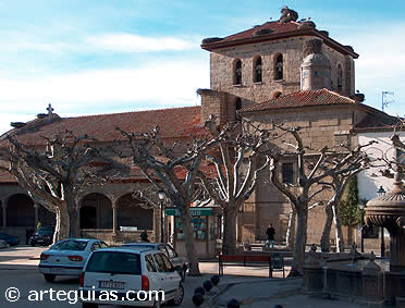 Plaza Mayor de Piedrahita con la iglesia de Santa María al fondo