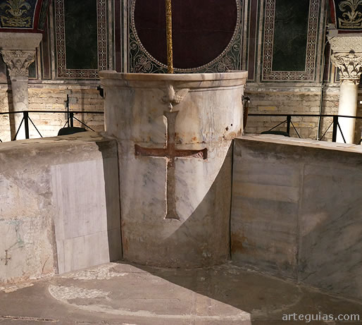 Ambón paleocristiano de la piscina bautismal