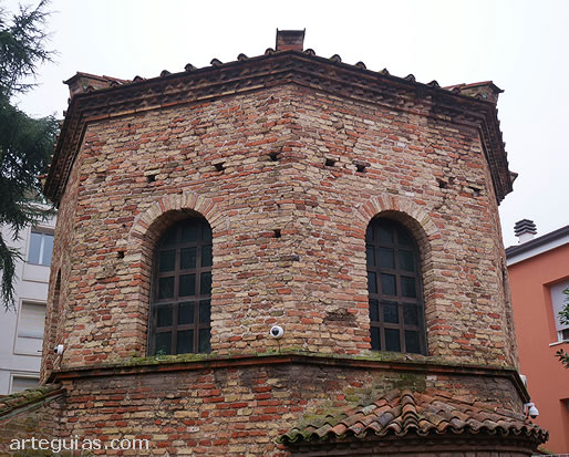 EL baptisterio tiene planta octogonal