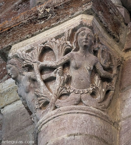 Capitel del siglo XIII con dos nereidas
