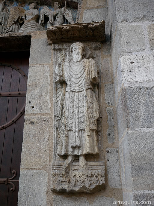 Escultura de la puerta sur de la bas&iacute;lica