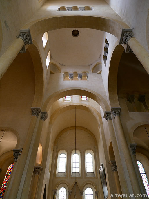 Interior de la c&uacute;pula que sujeta el macizo barlongo de la Bas&iacute;lica de Notre-Dame-du-Port de Clermont-Ferrand