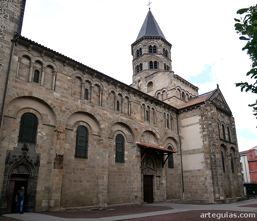 Costado sur de la Bas&iacute;lica de Notre-Dame-du-Port de Clermont-Ferrand